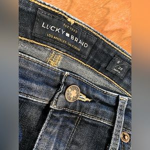 EUC-Size 6/28-Lucky Brand-Distressed-Raw Hem-Ankle-Skinny Jeans.
